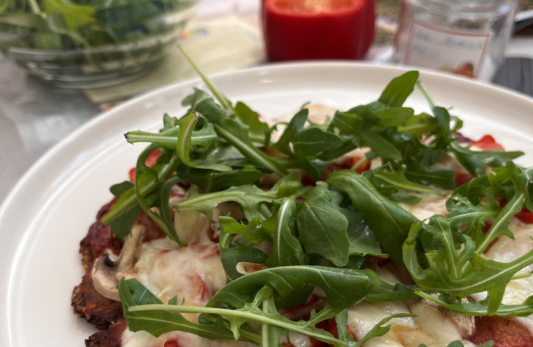 Einfache, leckere Pizza - so lecker war vegan noch nie. Mit wichtigen Nährstoffen und in unter 10 Minuten zubereitet.