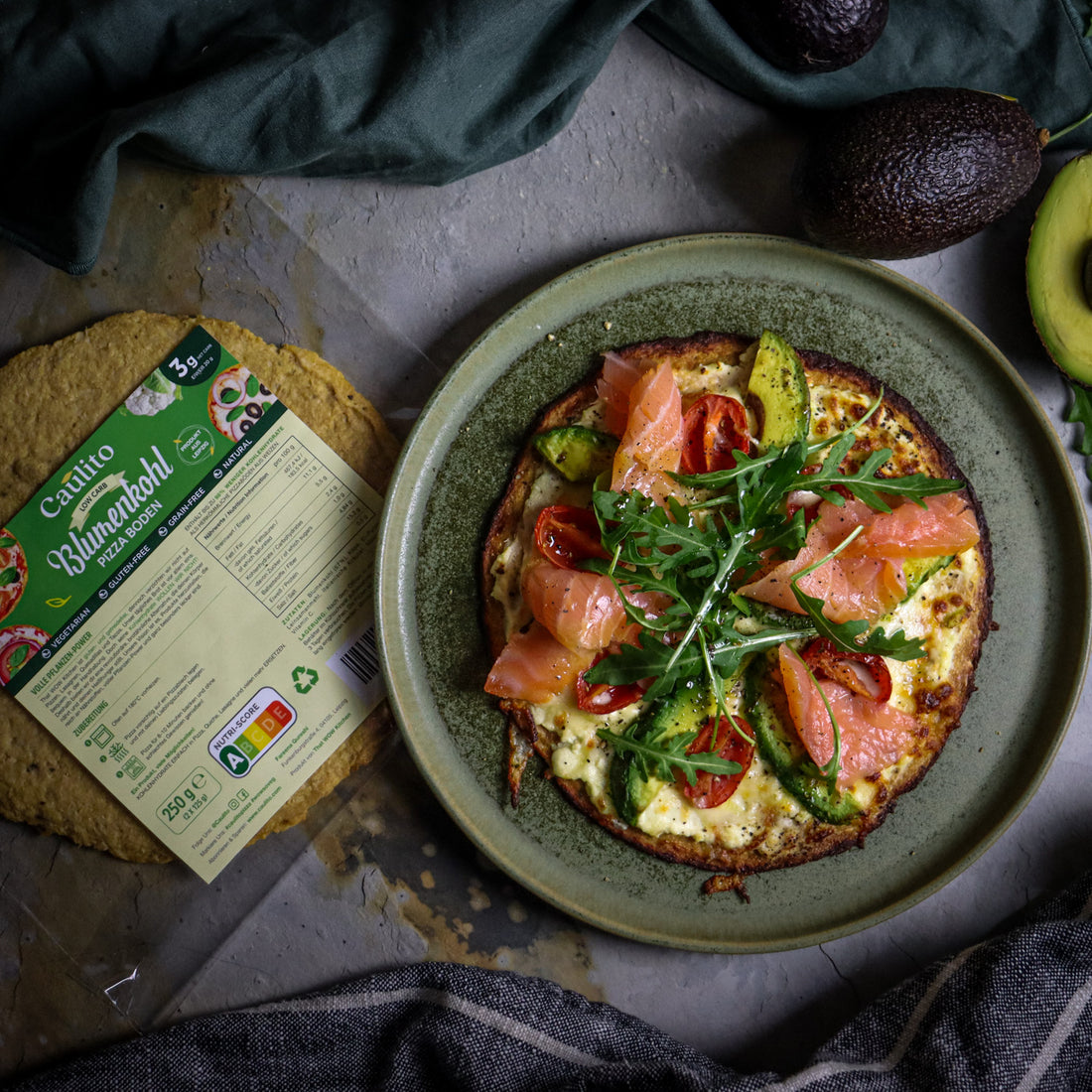 Lachs Avocado Pizza mit Caulito Vegetarische Pizzaboden