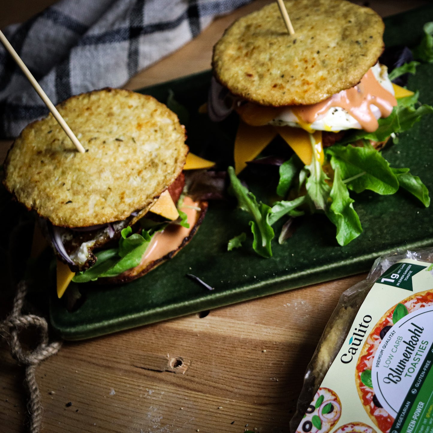 Low Carb glutenfreier Burger mit Gemüsepatty, Käse und Spiegelei. Caulito Rezept für Low-Carb-Burger.