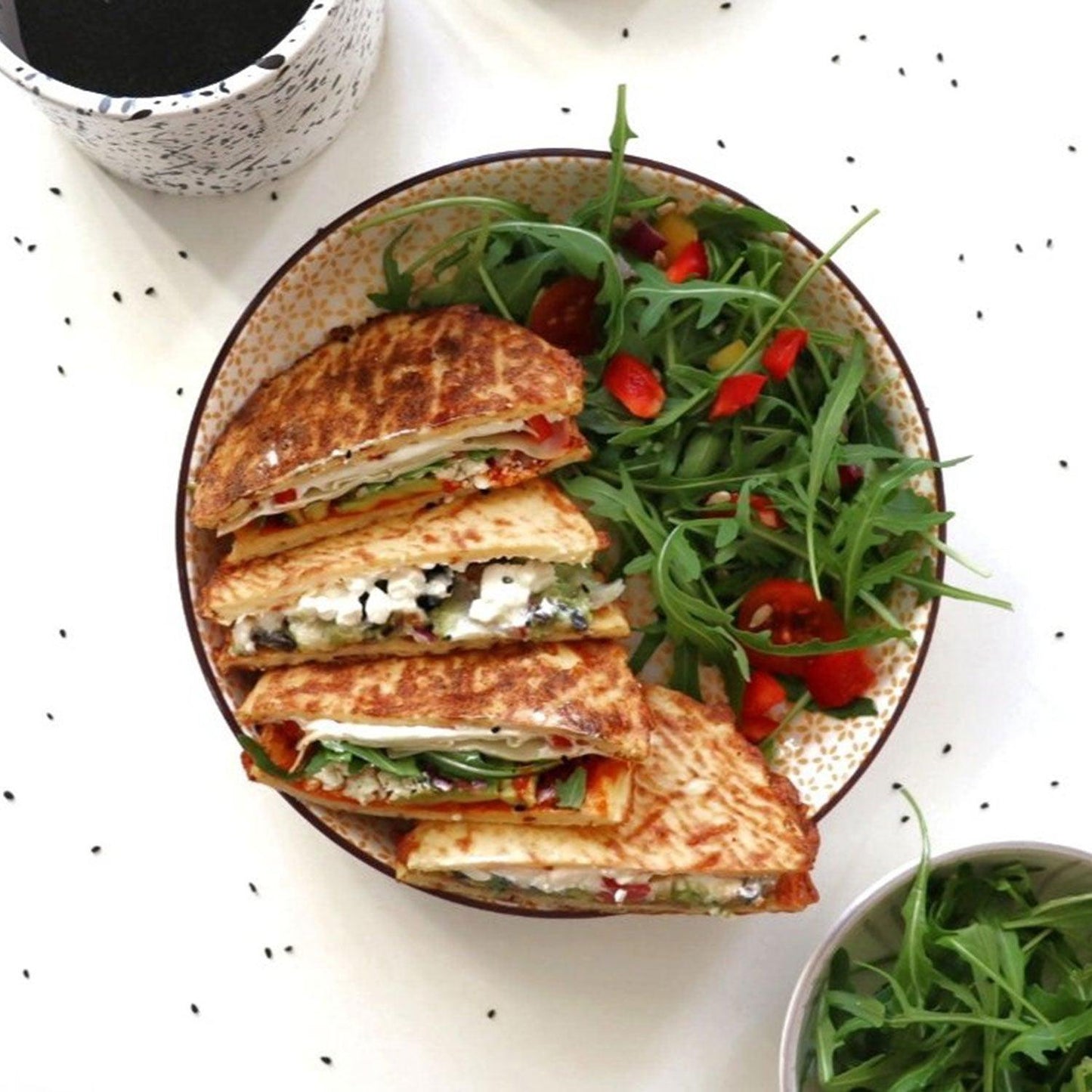 Low-Carb Sandwiches aus Caulito's Low Carb vegetarischen Toasties, serviert mit Salat.