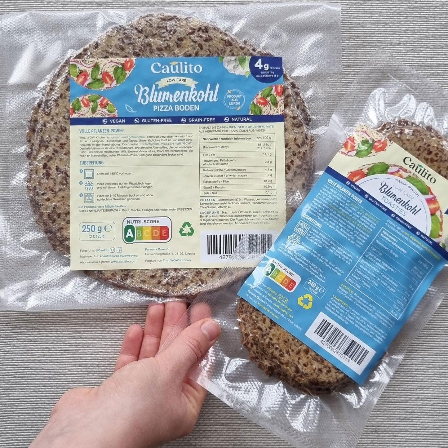 Packungen mit veganen Toasties und Pizzaboden von Caulito in industriell kompostierbaren Verpackungen. 96% weniger Kohlenhydrate, 2g Netto-Kohlenhydrate pro Toastie. Jede Packung enthält 6 Toasties und wiegt 250 g.