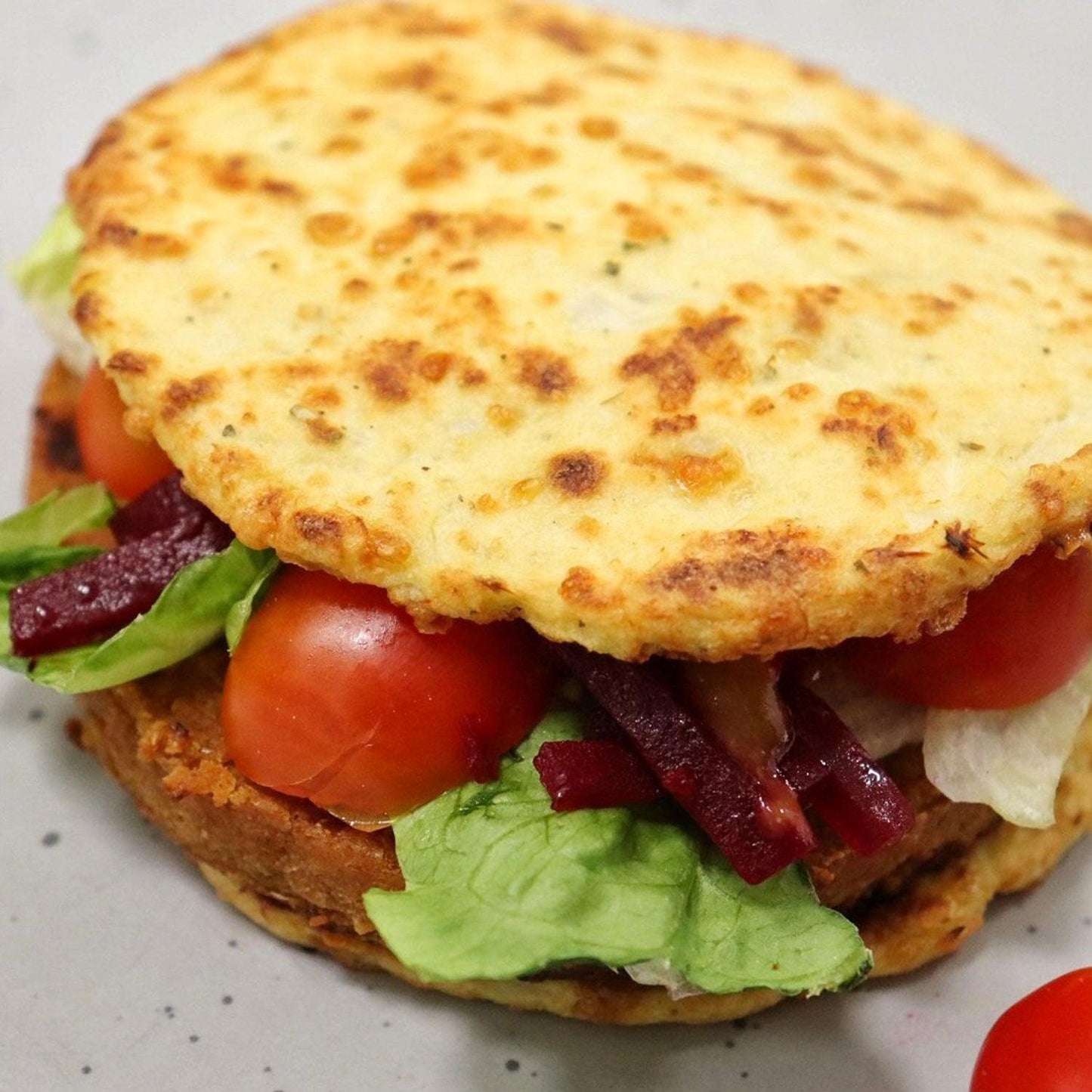 Gluten- und getreidefreies Blumenkohl-Burger-Rezept mit den vegetarischen Toasties von Caulito.