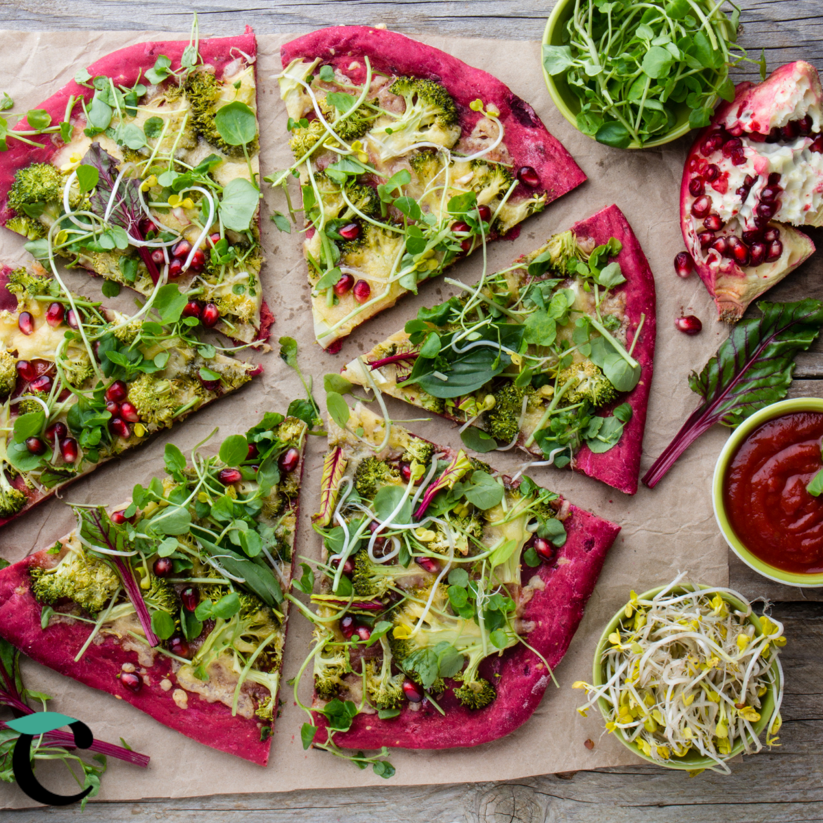 Rote-Bete-Pizza mit Caulito's Low-Carb-Super-Fit-Backmischung gemacht. Low-Carb Rote-Bete-Pizza wird mit veganem Käse, Brokkoli, Granatapfel und Sojasprossen belegt. 